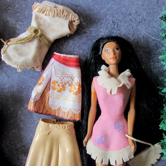 POCAHONTAS DOLL + GIRL + BABY NATIVE AMERICANS + CLOTHES, FUR; DISNEY BARBIE - Picture 6 of 8
